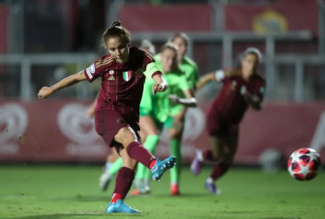 Manuela Giugliano scores a penalty for Roma