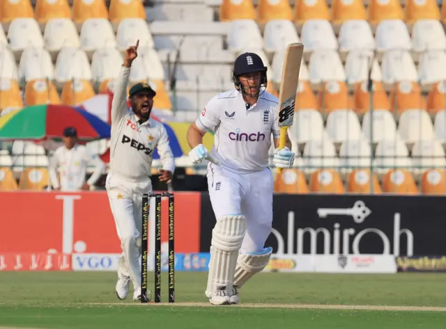 Pakistan appeal for an lbw against Joe Root