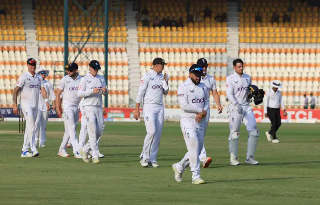 Ben Duckett walks off holding his hand