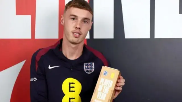 Cole Palmer with the England men's player of the year for 2023-24