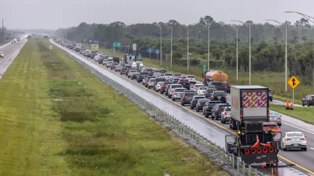 A heavy stream of traffic on a highway