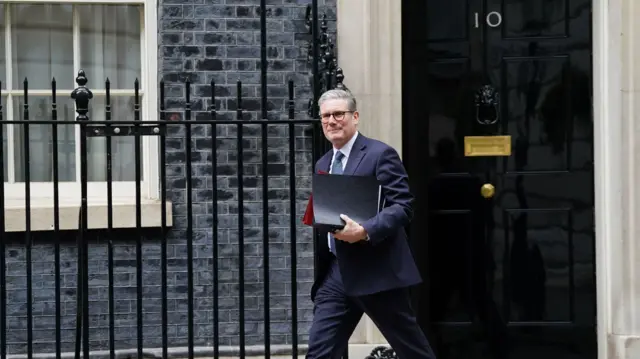 Starmer leaves downing street