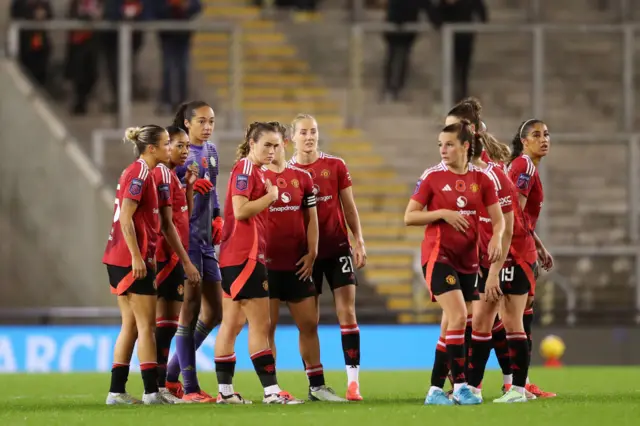 United players huddle before kick off