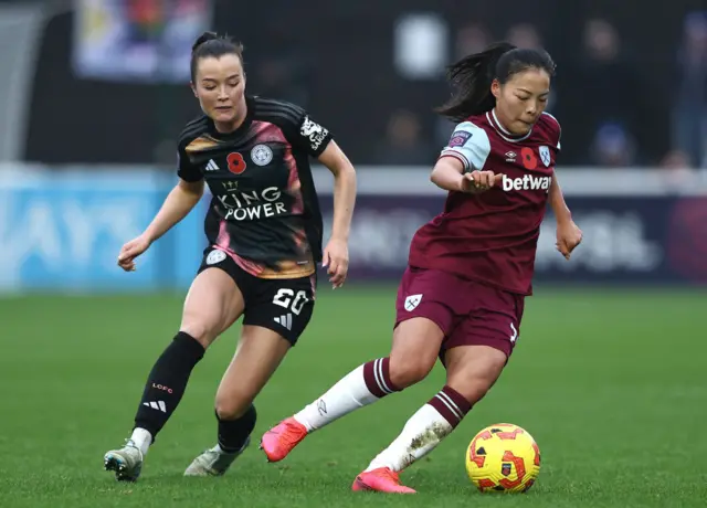 Mengwen dribbles away from Goodwin