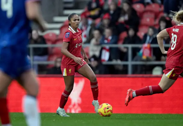 Taylor Hinds pauses on the ball