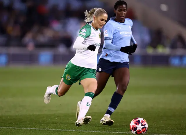 Alice Carlsson of Hammarby runs with the ball whilst under pressure from Khadija Shaw