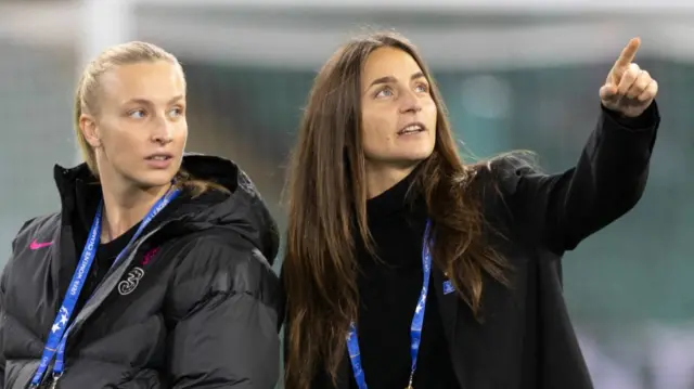 Aggie Beaver Jones of Chelsea and Celtic head coach Elena Sadiku at Celtic Park