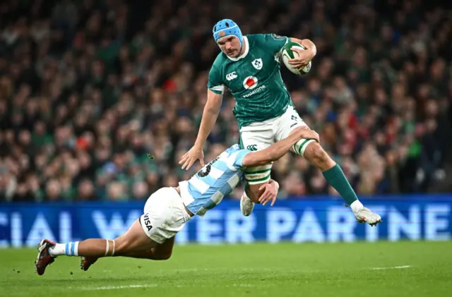 Tadhg Beirne is tackled by Joaquín Oviedo