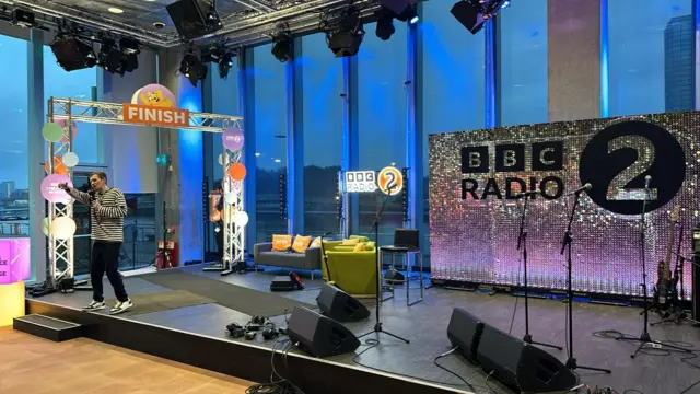 The finish line with a glittery Radio 2 wall.