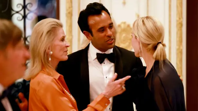 Vivek Ramaswamy speaks with two women