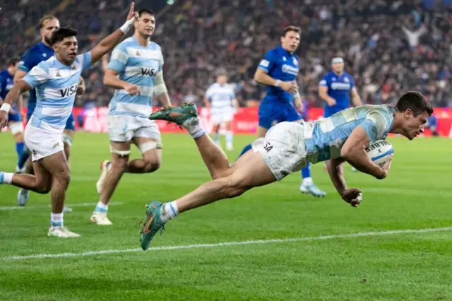 Argentina score a try against Italy