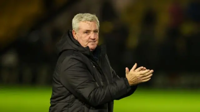 Blackpool manager Steve Bruce claps