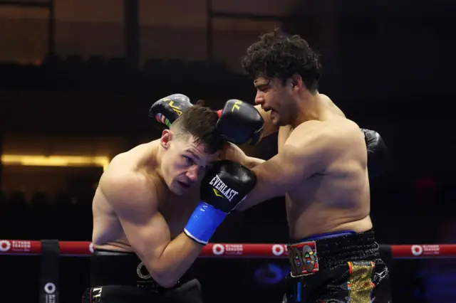 Chris Billam-Smith covers up from Gilberto Ramirez