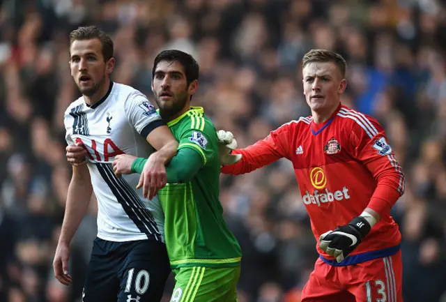 Harry Kane (L) of Tottenham Hotspur, Danny Graham (C) and Jordan Pickford