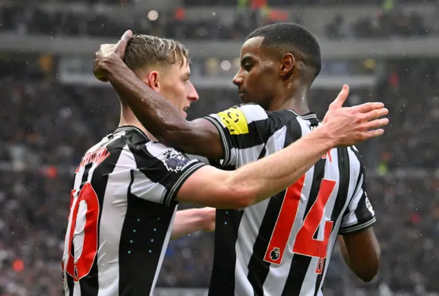 Anthony Gordon and Alexander Isak celebrating