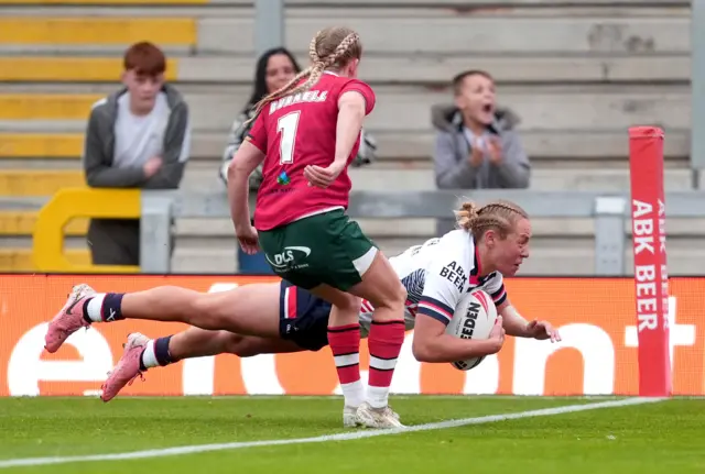 Anna Davies goes over for a try