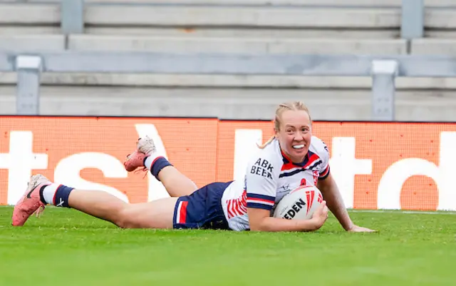 Anna Davies scores a try