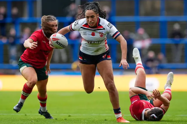 Amelia Brown of England evades Rhi Parker of Wales and Agnes Wood of Wales