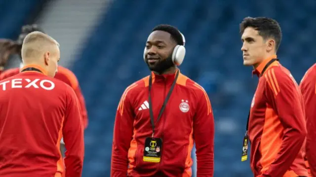 GLASGOW, SCOTLAND - NOVEMBER 02: Aberdeen's Shayden Morris (centre) arrives ahead of a Premier Sports Cup semi-final match between Celtic and Aberdeen at Hampden Park, on November 02, 2024, in Glasgow, Scotland. (Photo by Alan Harvey / SNS Group)