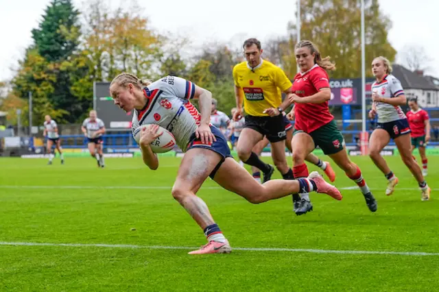 Anna Davies of England scoring a try