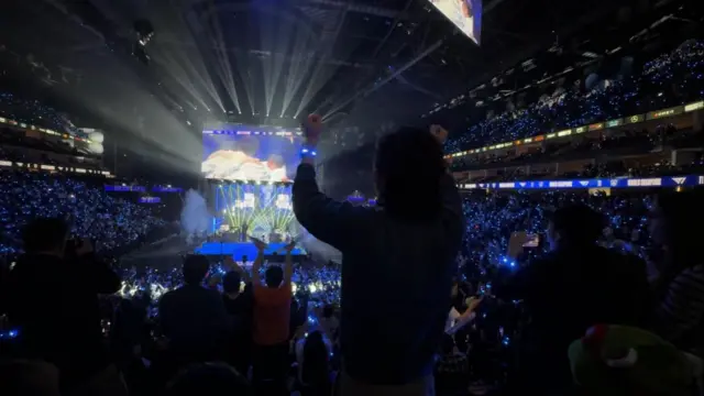 Fans cheer in the LoL Worlds venue