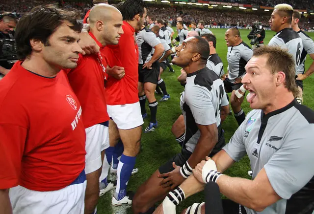 France respond to New Zealand haka