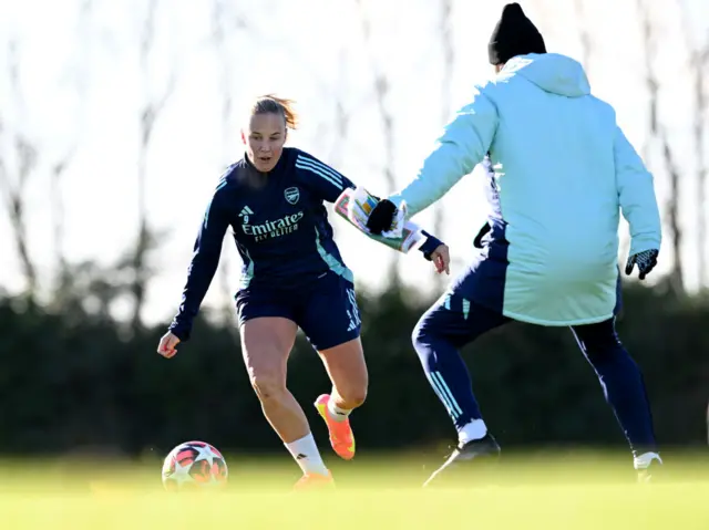 Beth Mead Arsenal training