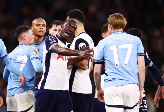 Bissouma shouts at De Bruyne in the midle of a melee