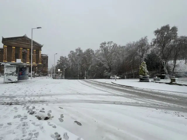 General view, Langside monument snow roads Tesco Express, 15 Millbrae Road, Langside, Glasgow, Lanarkshire, Scotland, G42 9TU, GBR