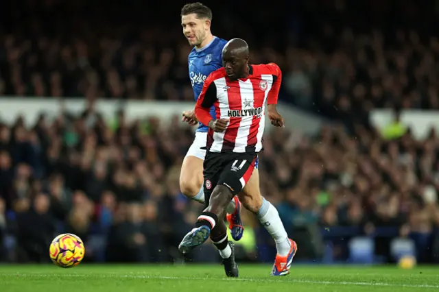 Yoane Wissa of Brentford shoots whilst under pressure from James Tarkowski