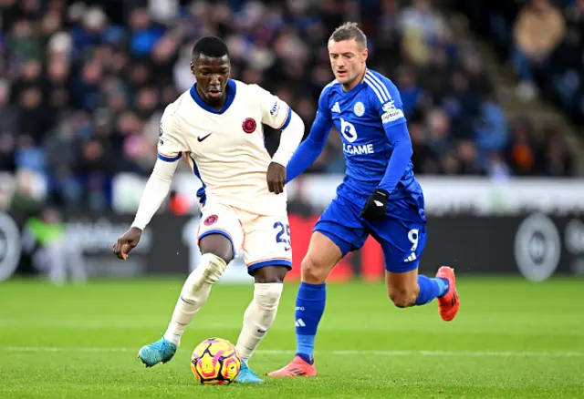 Moises Caicedo of Chelsea controls the ball whilst under pressure from Jamie Vardy