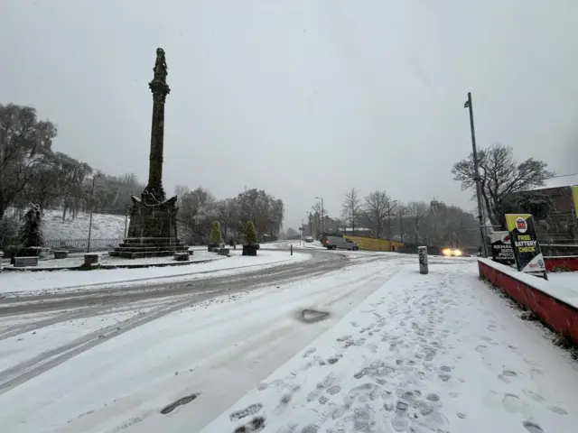 General view, Langside monument snow roads Tesco Express, 15 Millbrae Road, Langside, Glasgow, Lanarkshire, Scotland, G42 9TU, GBR