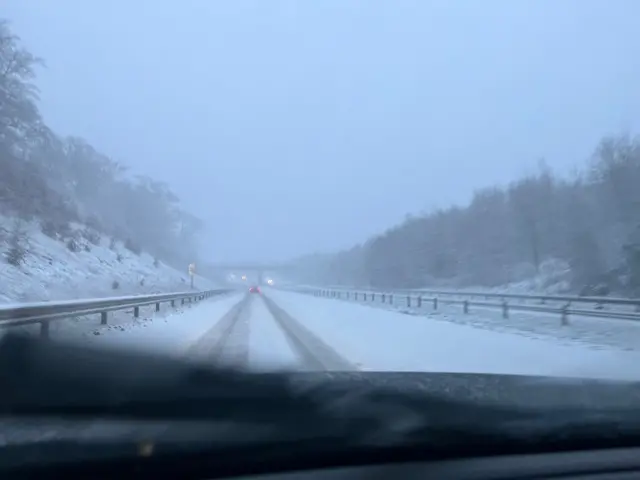 Wintry conditions on M77 near Eaglesham. Heavy snow falling and lying.