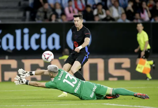 Lewandowski chips the ball over the goalkeeper