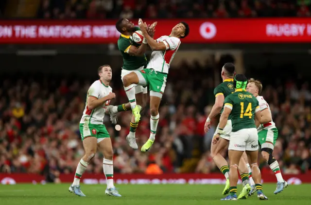 Aphelele Fassi of South Africa and Rio Dyer of Wales go for the high ball