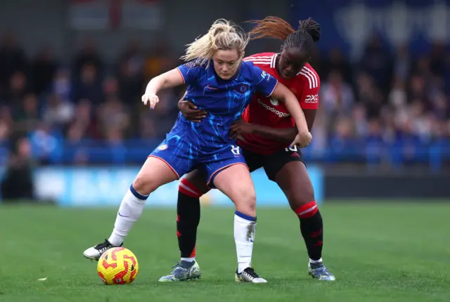 Erin Cuthbert of Chelsea and Simi Awujo of Manchester United