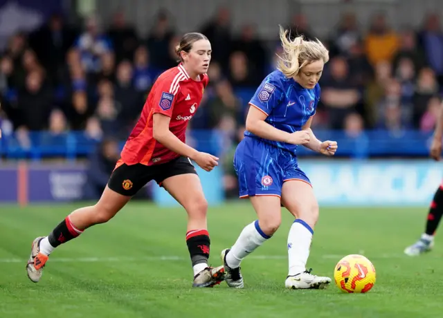 Erin Cuthbert (right) and Manchester United's Grace Clinton