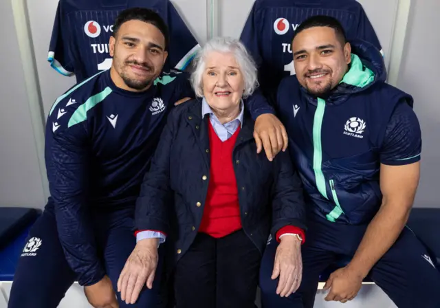 Scotland’s Sione Tuipulotu (L) and Mosese Tuipulotu (R) with grandmother Jaqueline Thomson