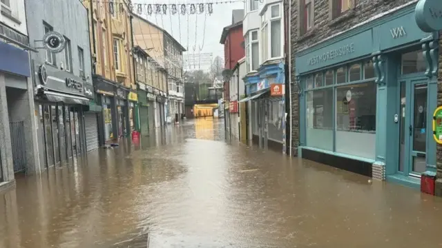 Stryd yng nghanol Pontypridd