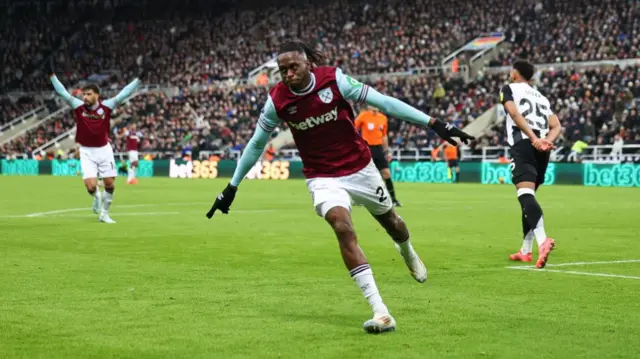 Aaron Wan-Bissaka celebrates