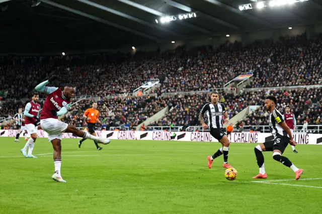 Aaron Wan-Bissaka scores