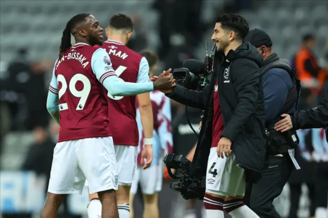 Aaron Wan-Bissaka celebrates with Carlos Soler