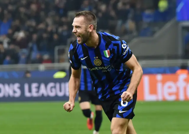 Stefan de Vrij celebrates after Inter score against RB Leipzig