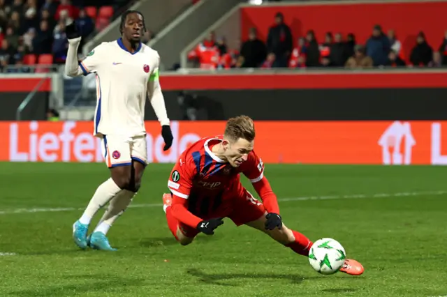 Maximilian Breunig heads the ball