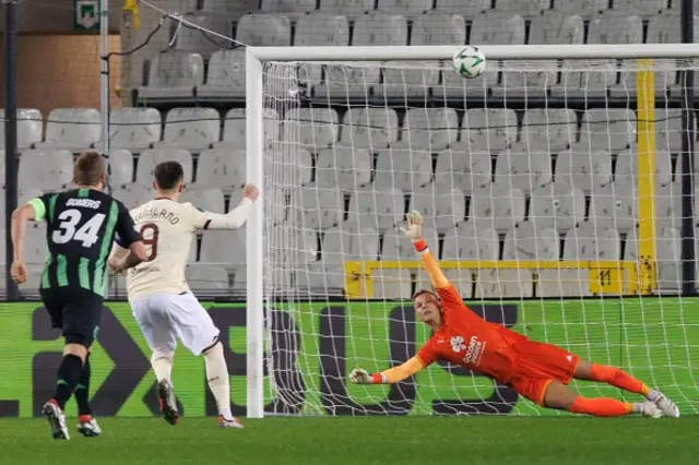 Lawrence Shankland misses a penalty