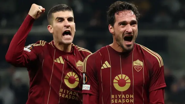 Mats Hummels of AS Roma celebrates with teammate Gianluca Mancini