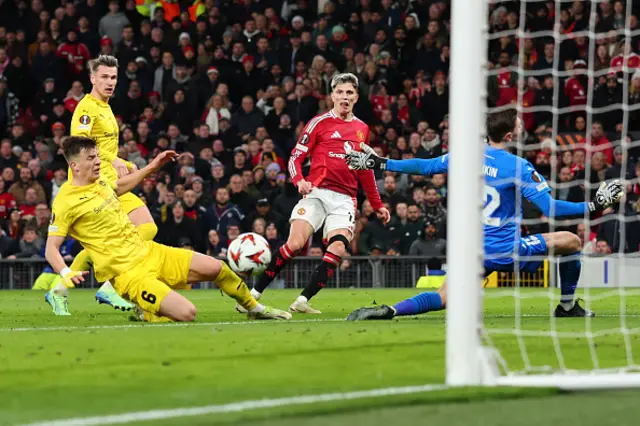 Alejandro Garnacho of Manchester United shoots