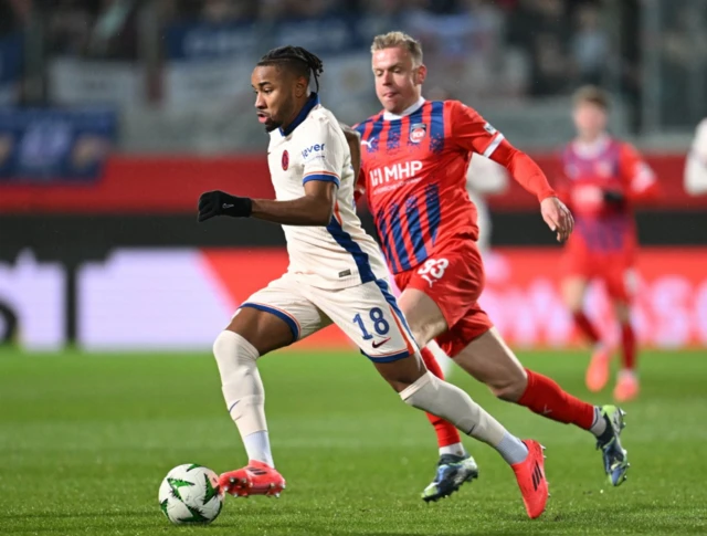 Chelsea's Christopher Nkunku in action with 1. FC Heidenheim's Lennard Maloney