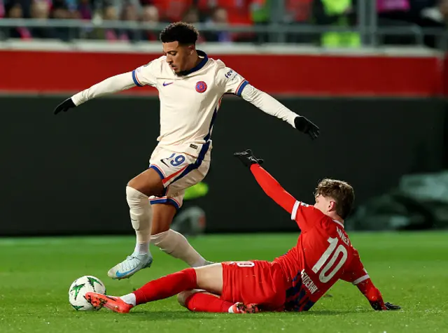 Paul Wanner of 1.FC Heidenheim 1846 attempts to tackle Jadon Sancho