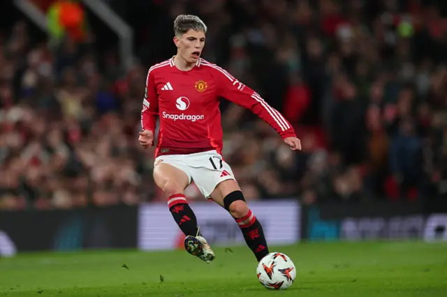 Alejandro Garnacho of Manchester United on the ball